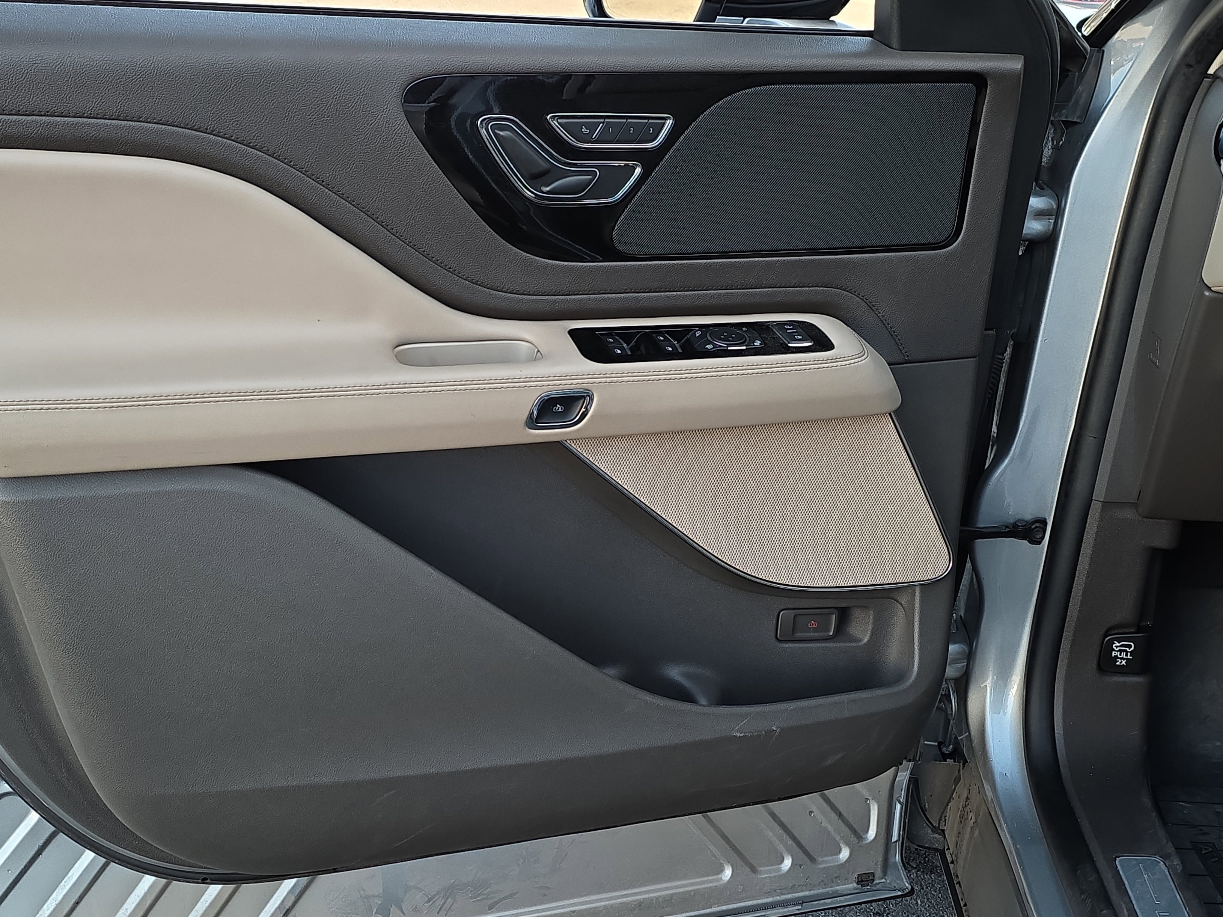 Used 2023 Lincoln Aviator 2WD w/ Elements Package image 13