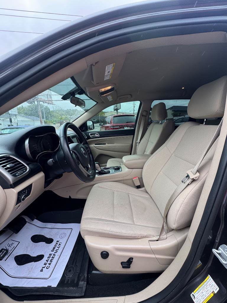 Used 2019 Jeep Grand Cherokee Laredo AWD/4WD image 13