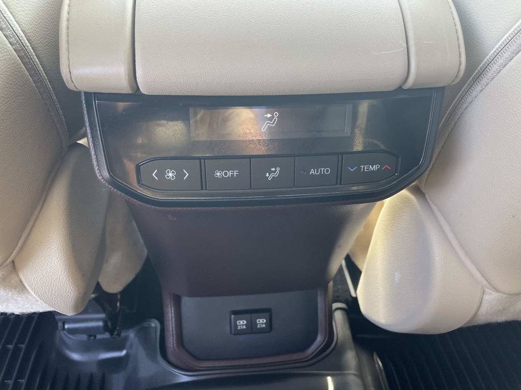 Used 2021 Toyota Highlander XLE FWD image 17