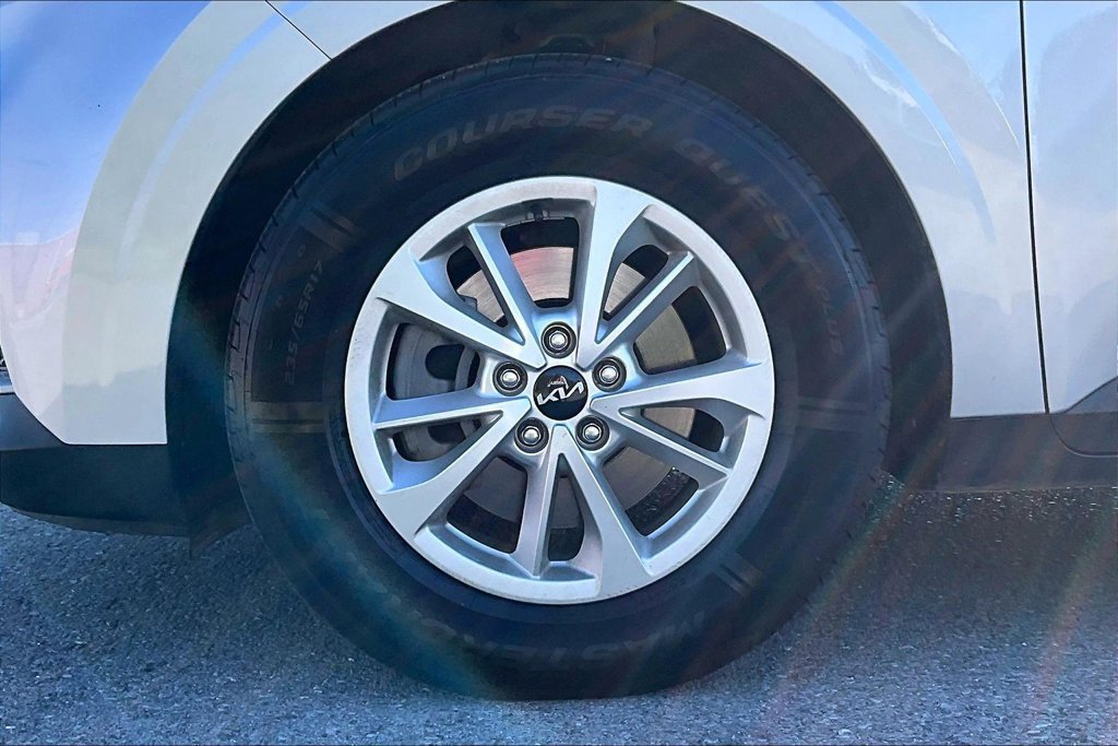 Used 2022 Kia Carnival LX FWD image 9