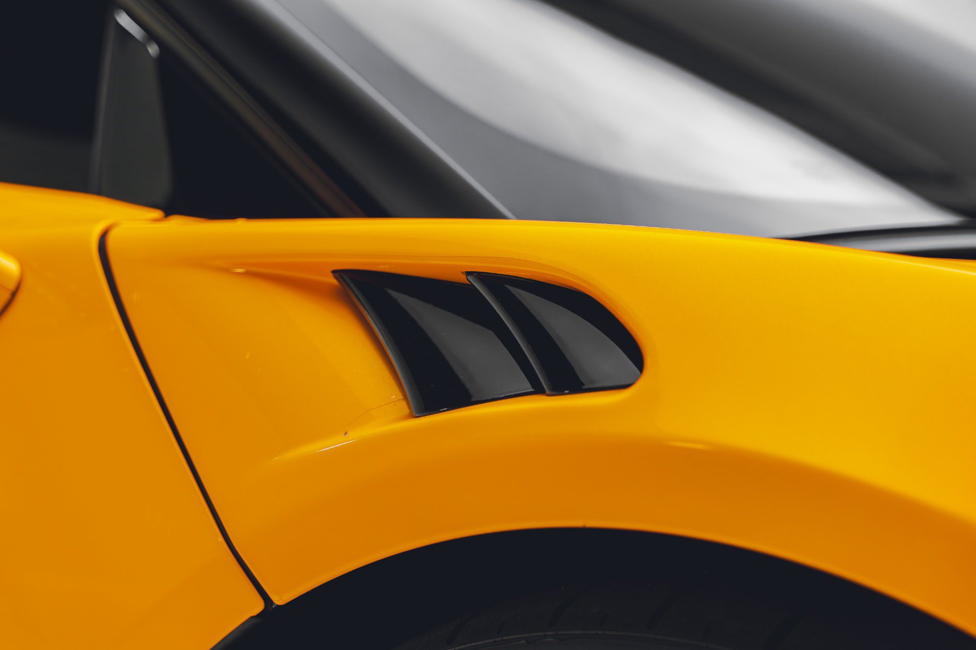 Used 2023 McLaren Artura RWD image 32