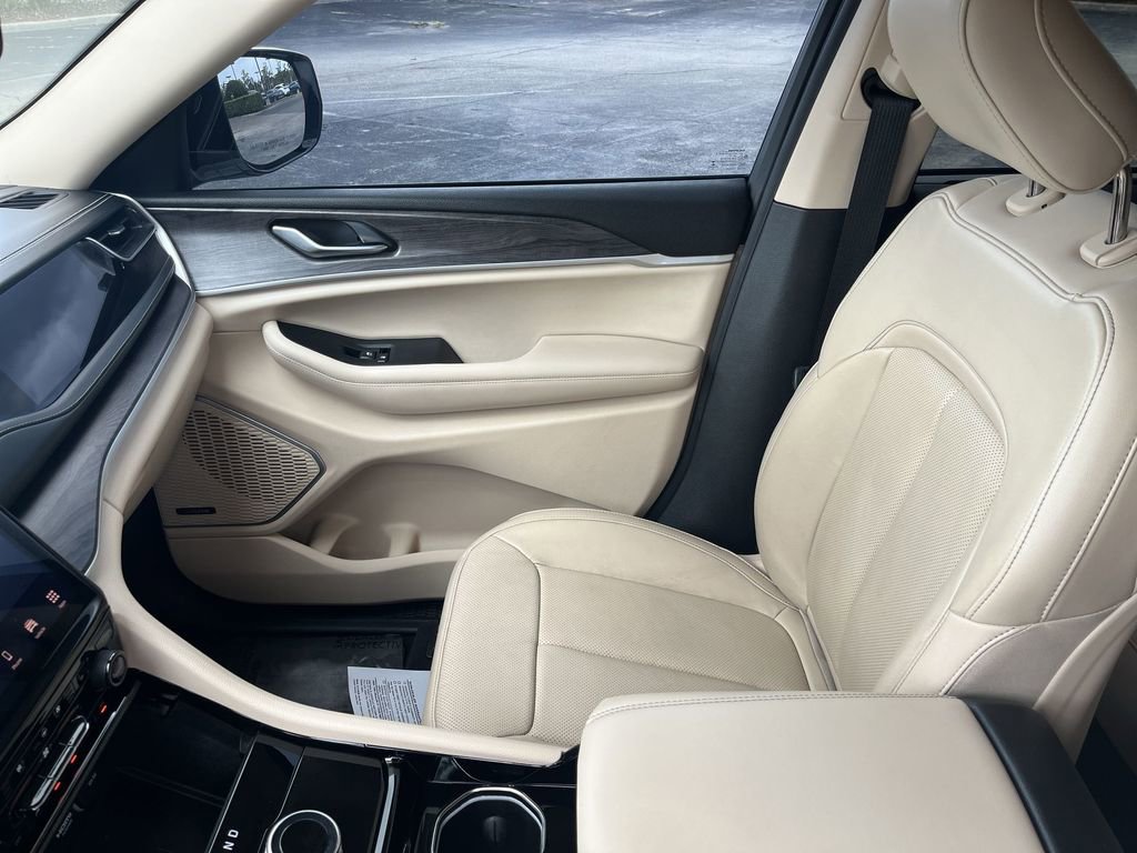 Used 2022 Jeep Grand Cherokee Limited w/ Luxury Tech Group II image 16