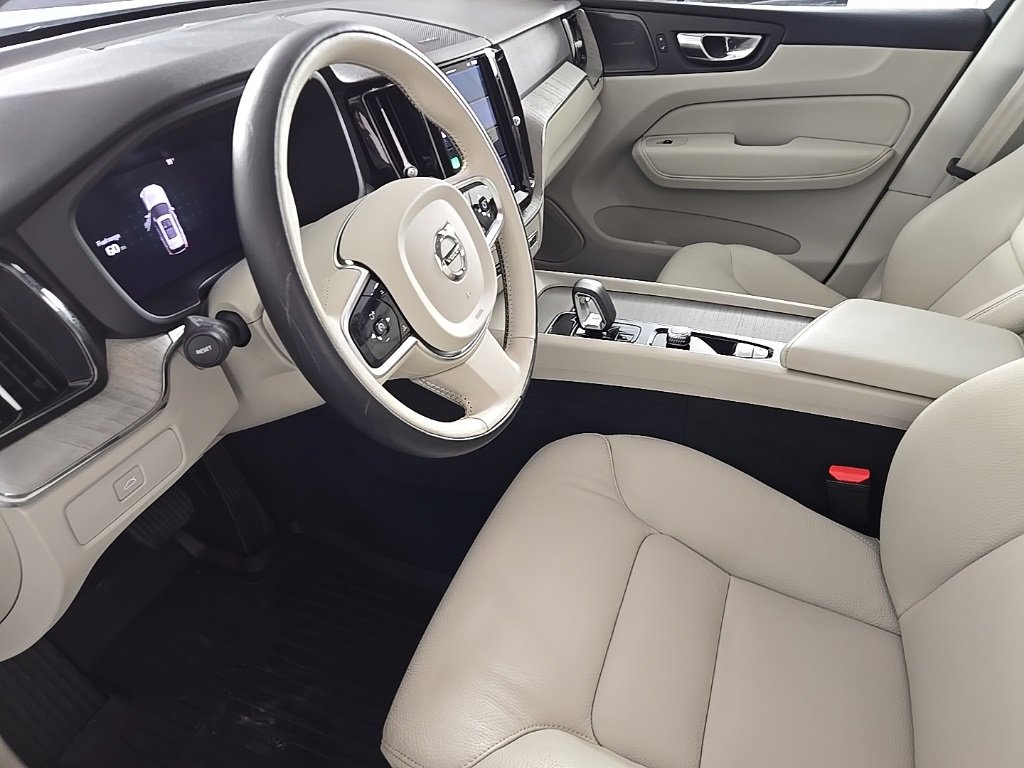 Certified 2023 Volvo XC60 B5 Plus w/ Climate Package image 19