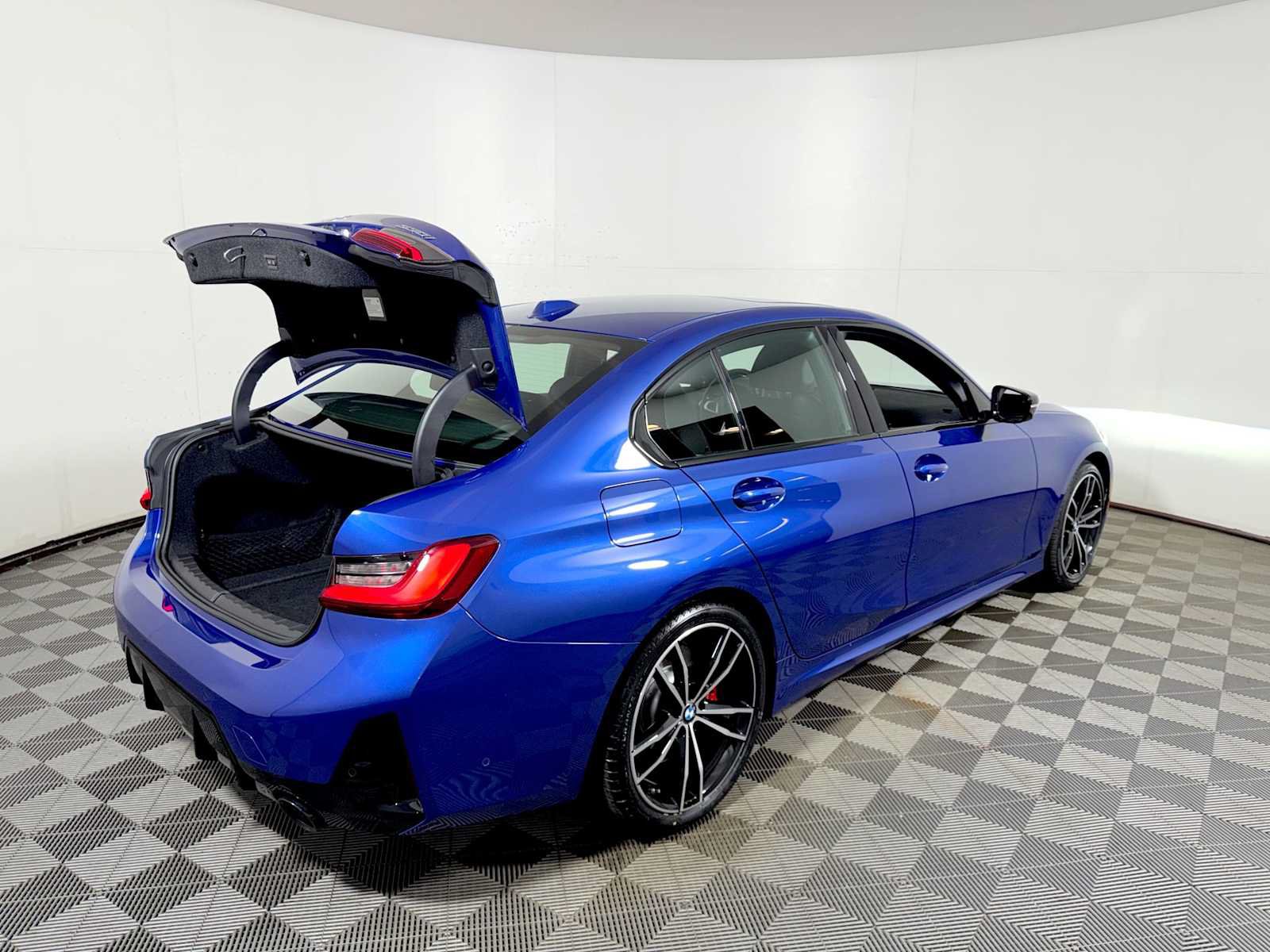 Used 2024 BMW 330i xDrive Sedan w/ M Sport Package AWD/4WD image 23