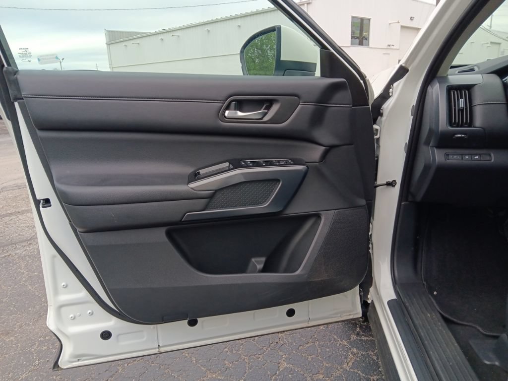 Used 2023 Nissan Pathfinder SL AWD/4WD image 29