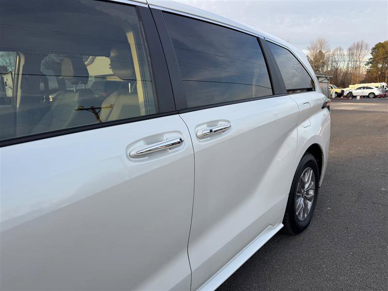 Used 2024 Toyota Sienna XLE image 12