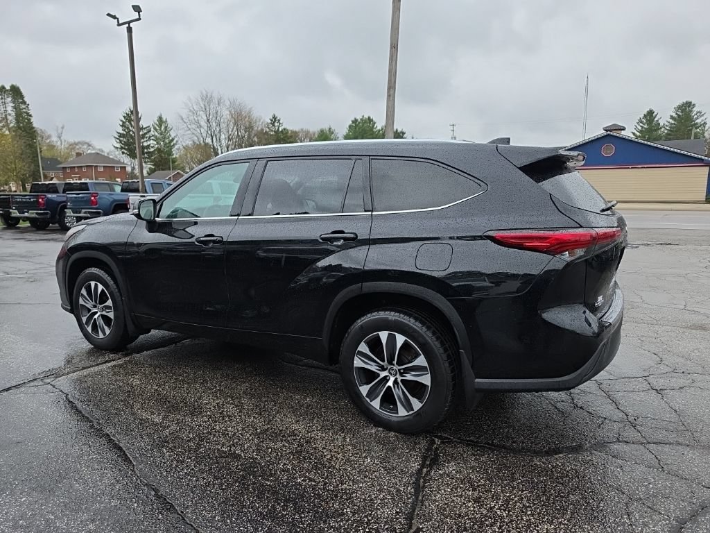 Used 2020 Toyota Highlander XLE AWD/4WD image 4
