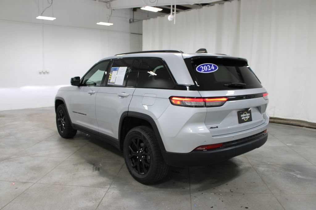 Used 2024 Jeep Grand Cherokee Altitude AWD/4WD image 7