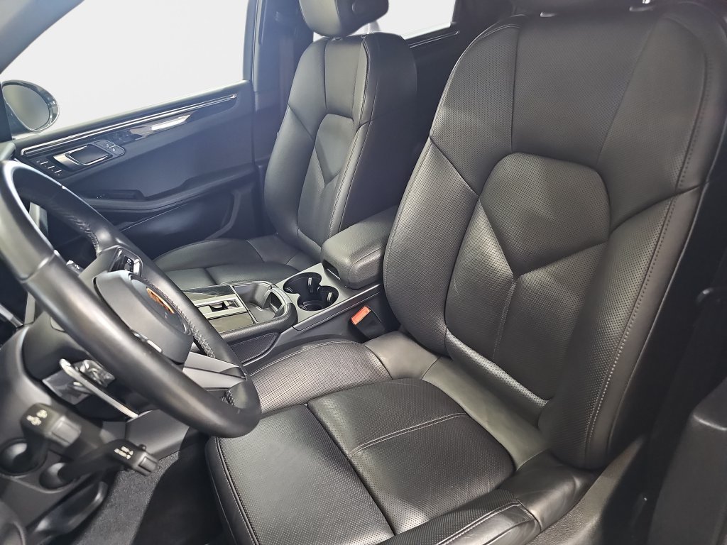 Used 2023 Porsche Macan Turbo AWD/4WD image 18