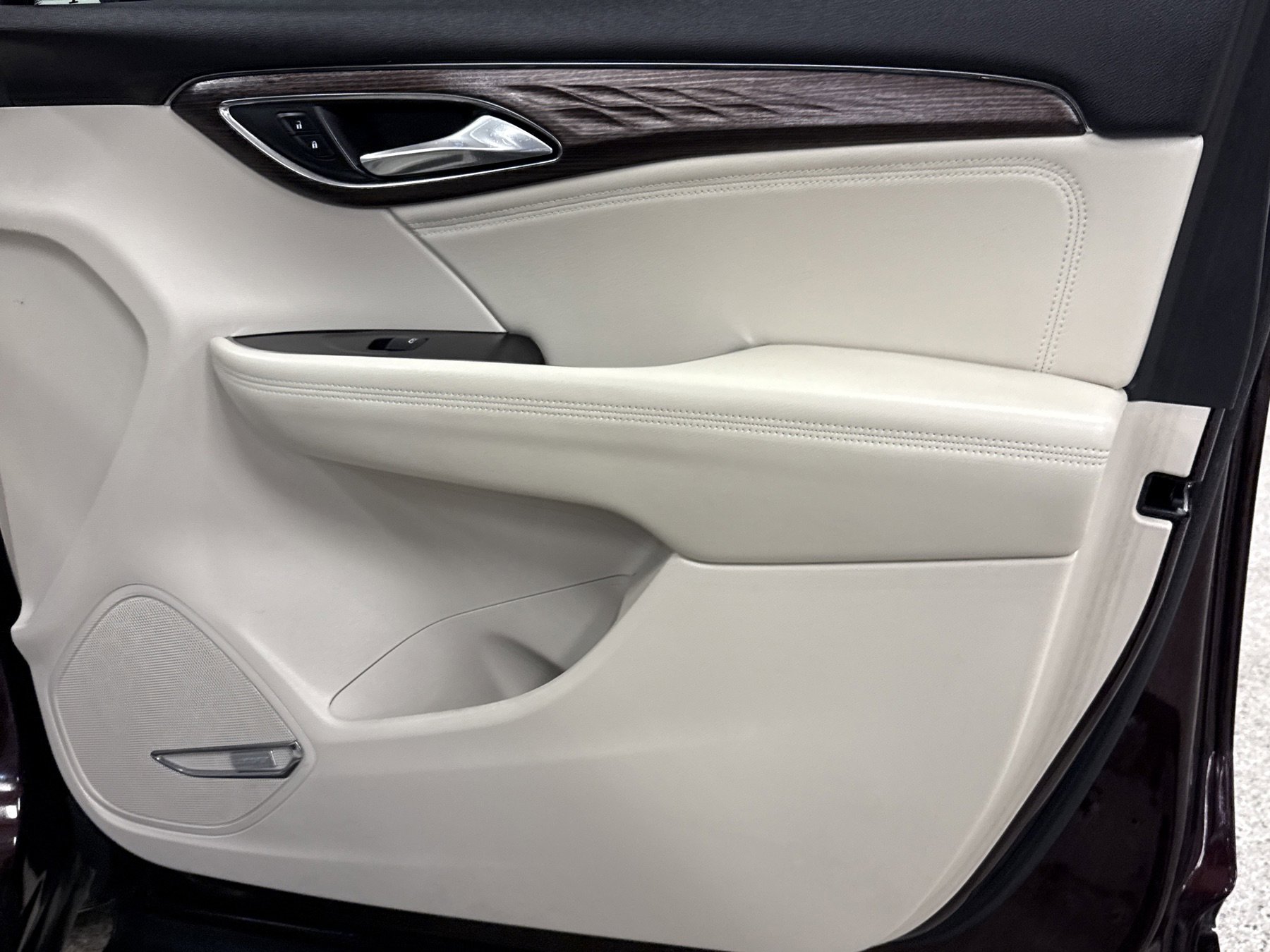 Used 2023 Buick Envision Avenir image 23