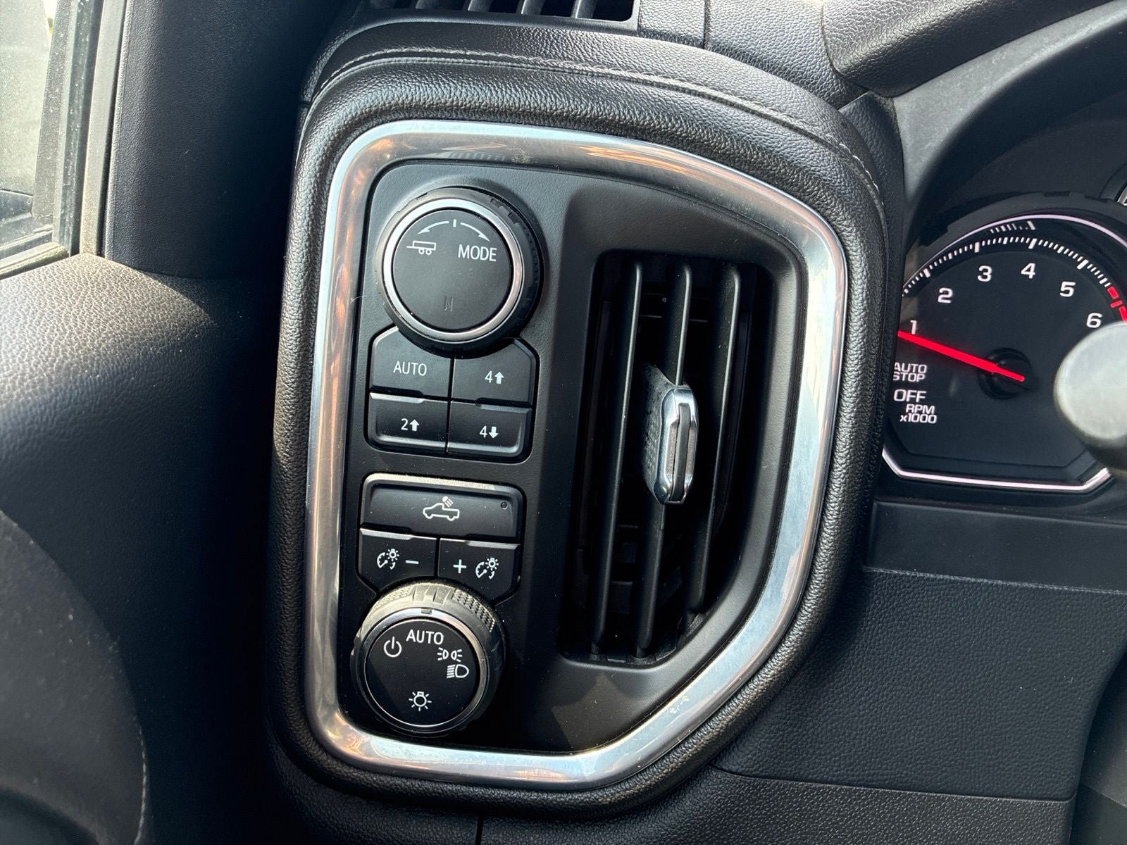 Used 2022 Chevrolet Silverado 1500 LT w/ Z71 Off-Road Package AWD/4WD image 29