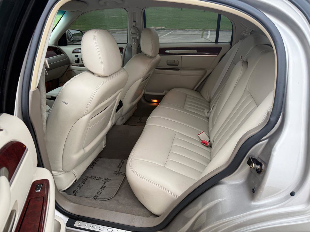 Used 2003 Lincoln Town Car Signature RWD image 17