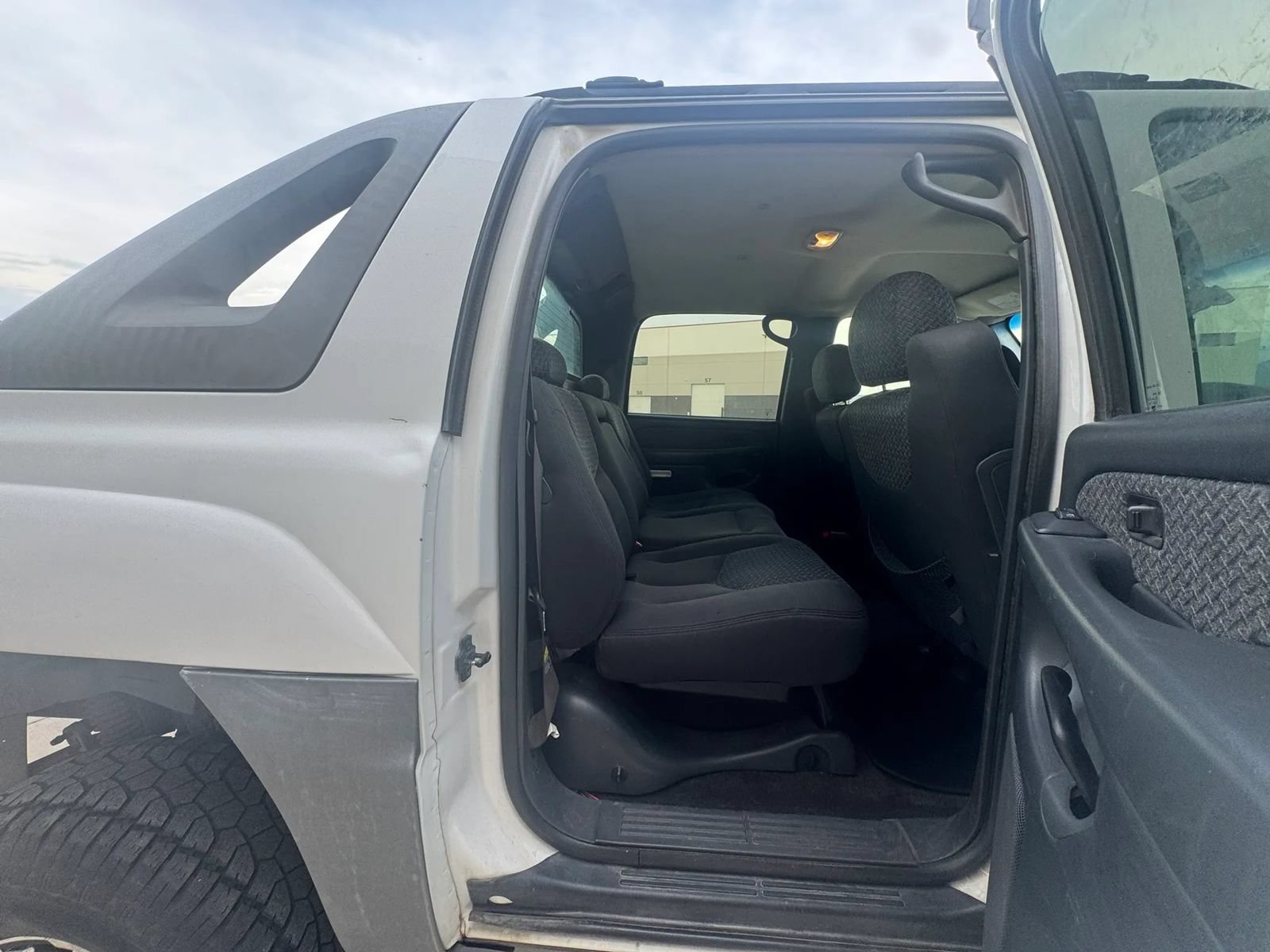 Used 2002 Chevrolet Avalanche 4x4 w/ Convenience Pkg image 12