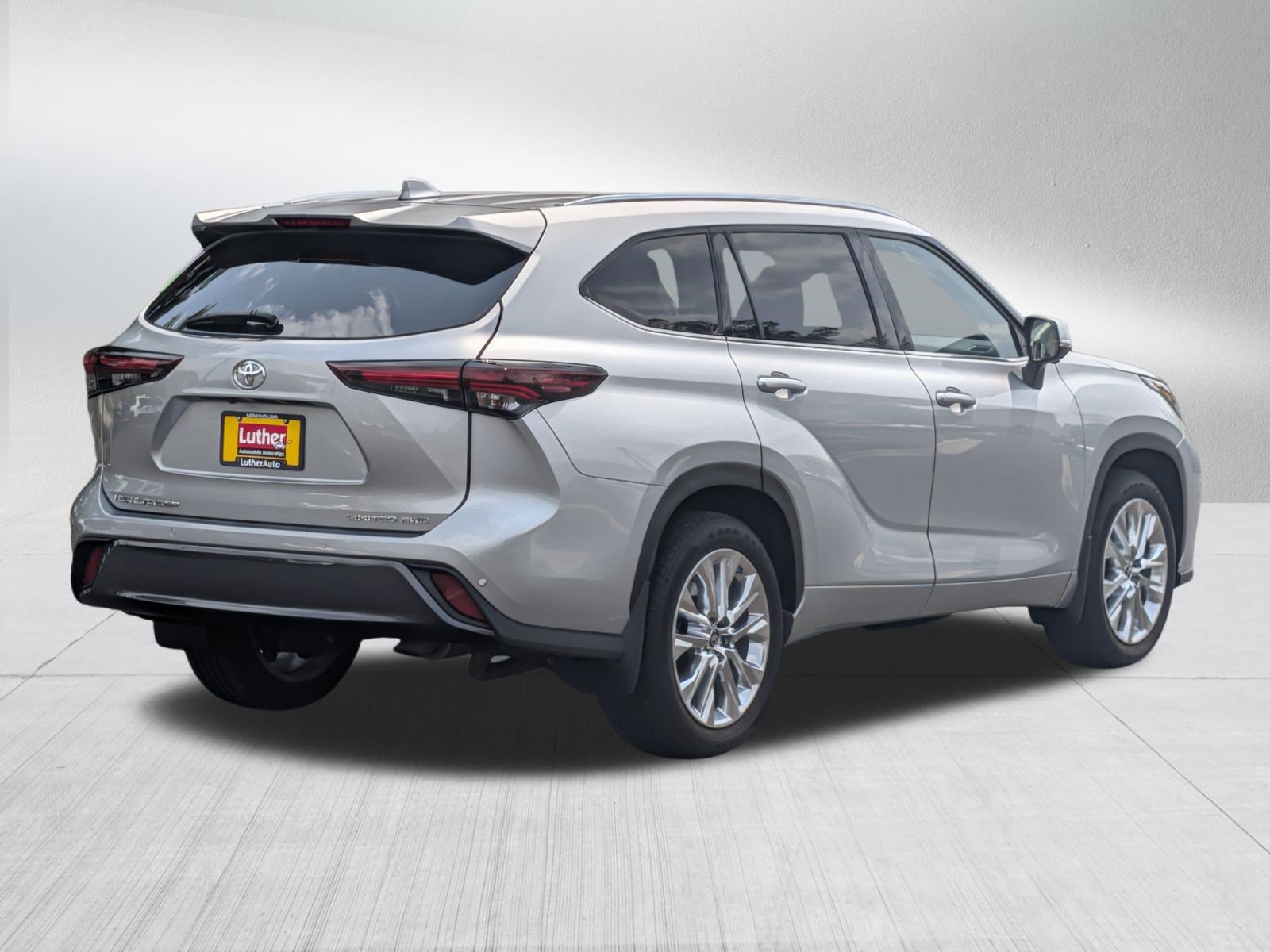 Used 2024 Toyota Highlander Limited AWD/4WD image 7