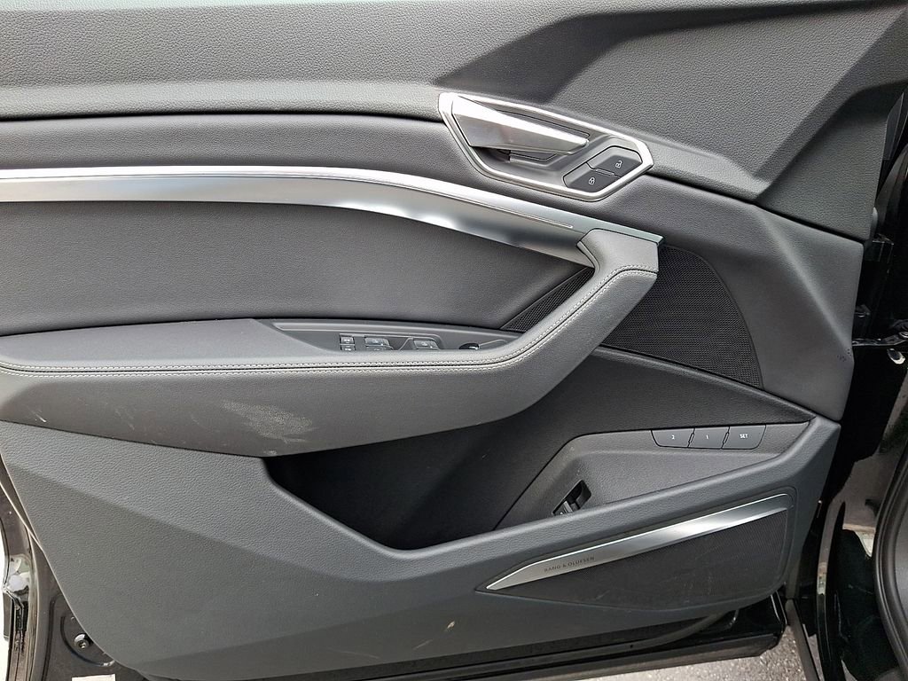 Used 2023 Audi e-tron Premium Plus w/ Premium Plus Package image 14