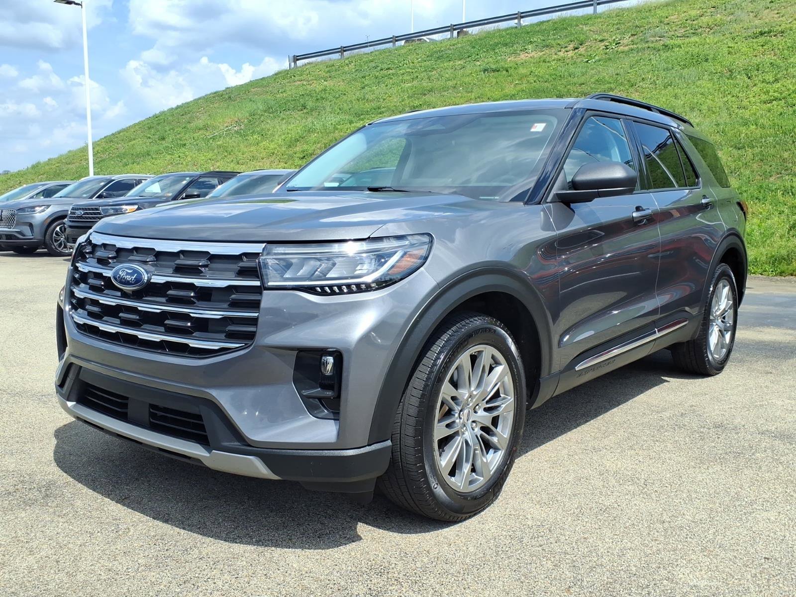 Used 2025 Ford Explorer Active w/ Active Comfort Package AWD/4WD image 3