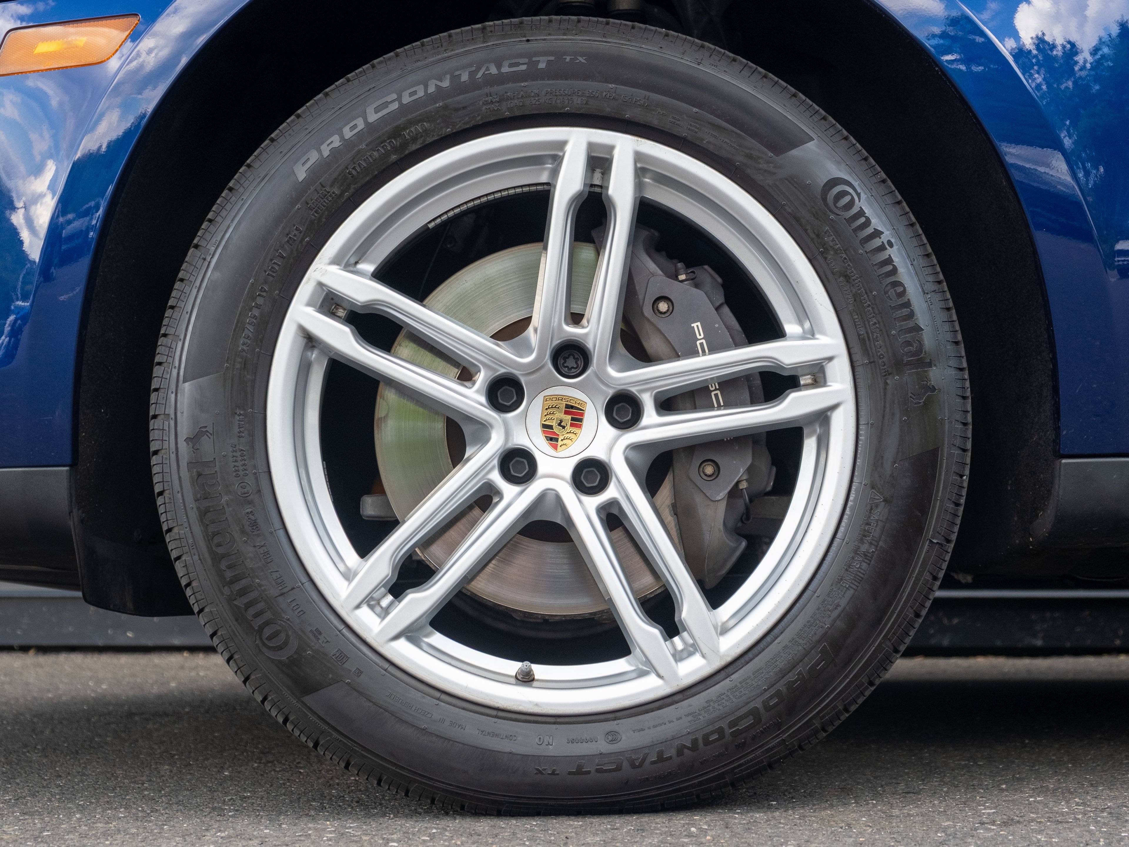 Certified 2024 Porsche Macan AWD/4WD image 12