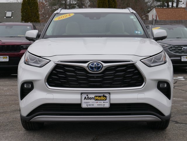 Used 2024 Toyota Highlander Platinum image 2