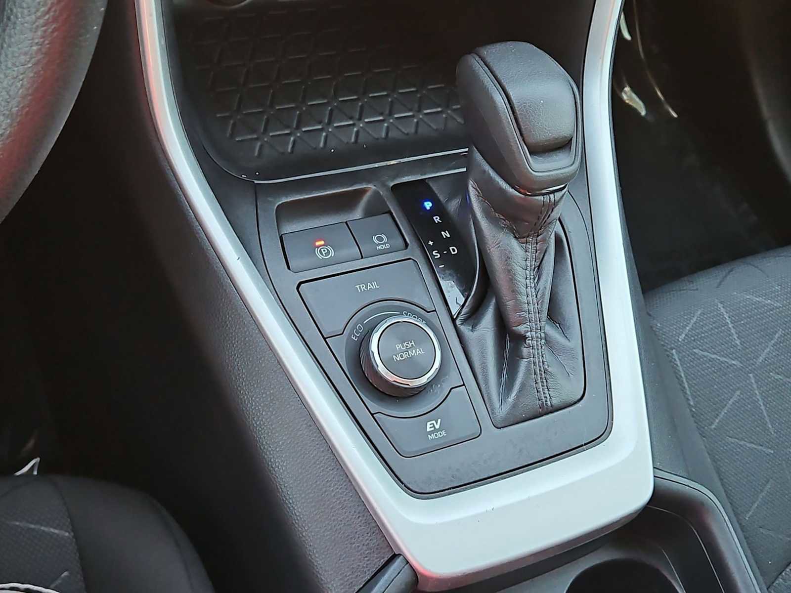 Used 2021 Toyota RAV4 XLE w/ Carpet Mat Package (TMS) image 31