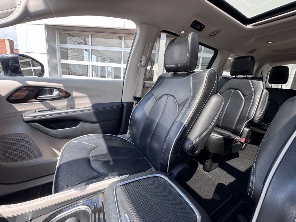 Used 2023 Chrysler Pacifica Limited FWD image 19