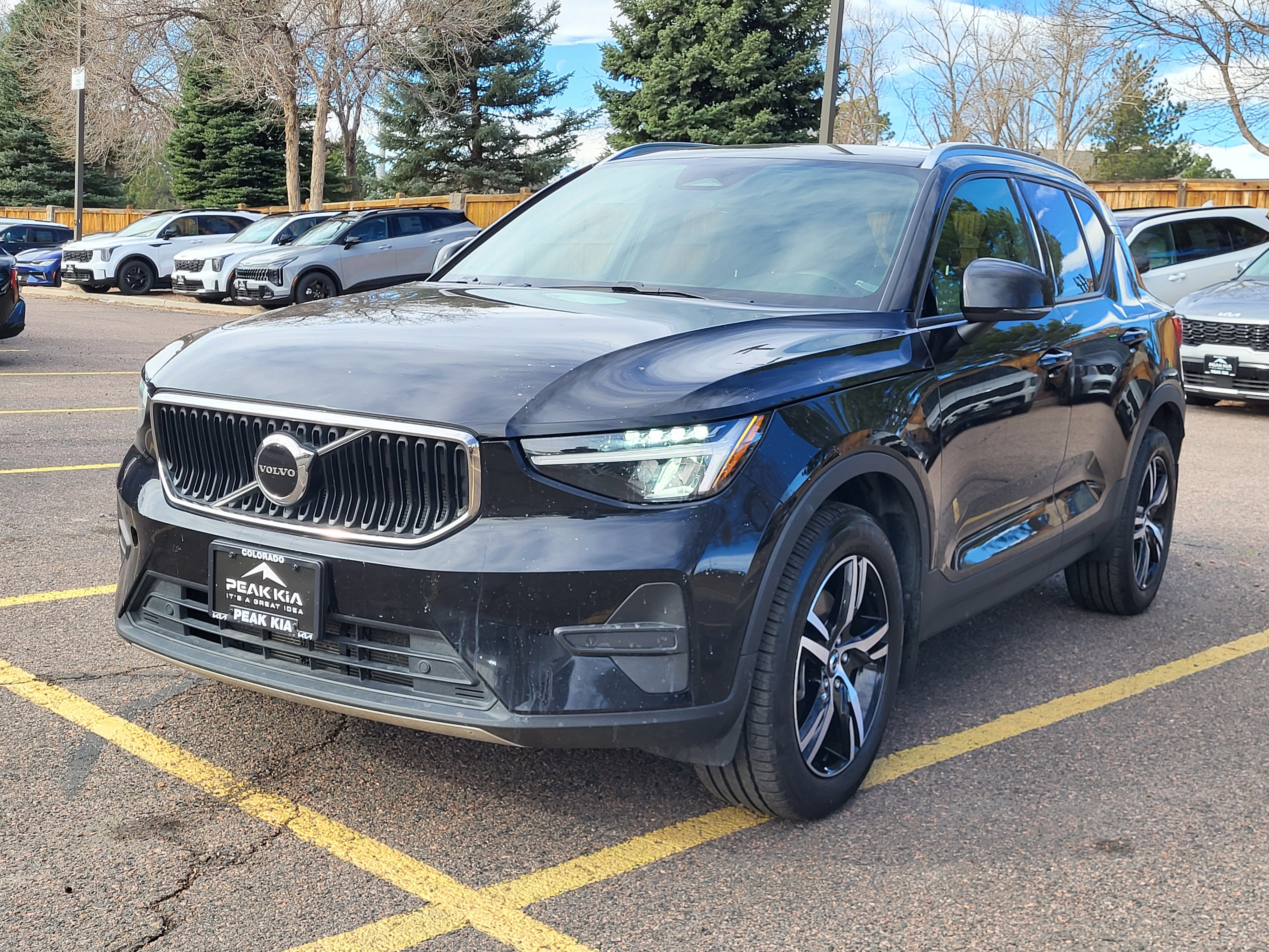 Used 2023 Volvo XC40 B5 Core image 4
