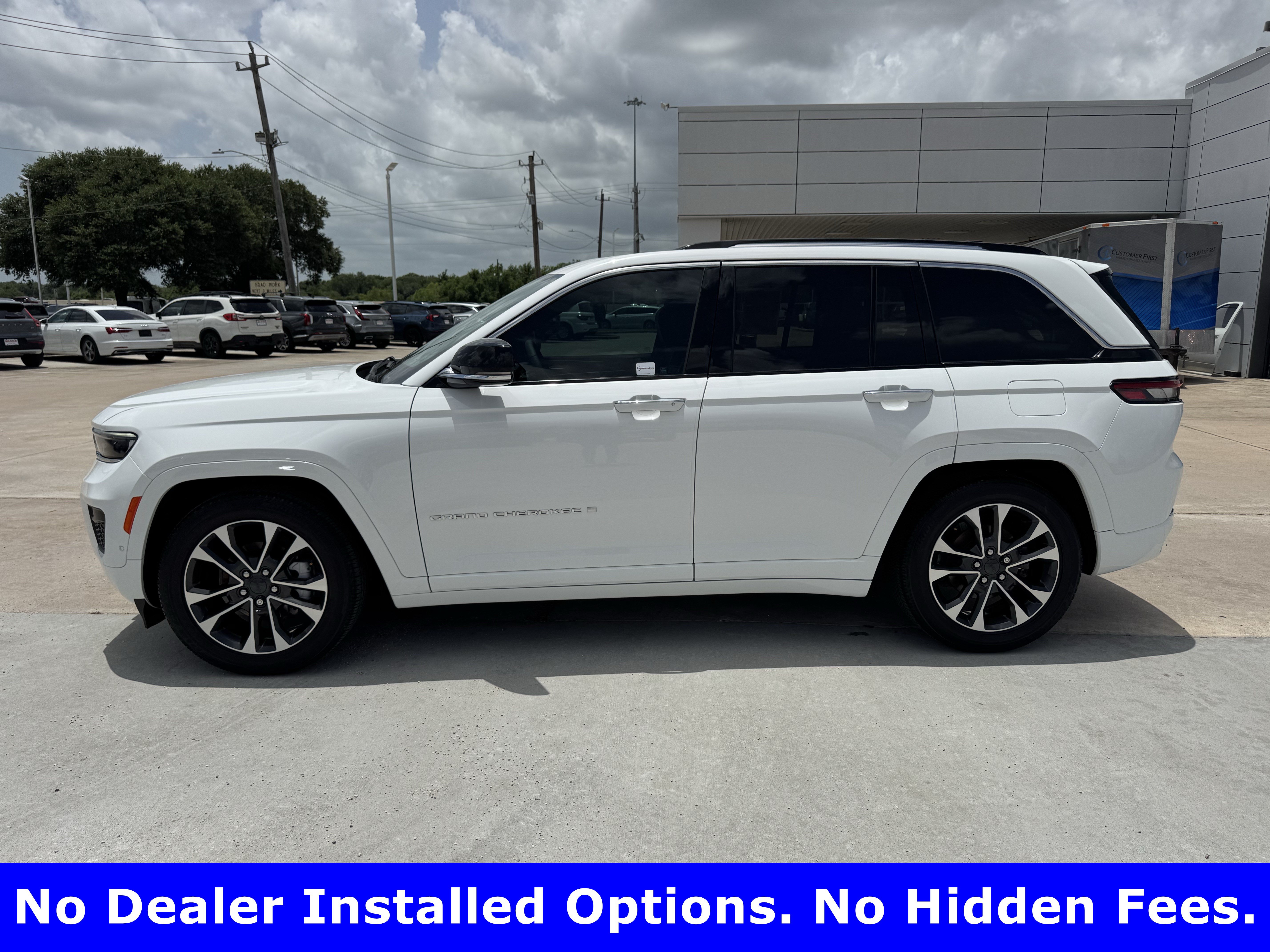 Used 2024 Jeep Grand Cherokee Overland w/ Luxury Tech Group IV AWD/4WD image 5