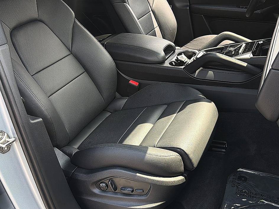 Used 2025 Porsche Cayenne AWD/4WD image 24