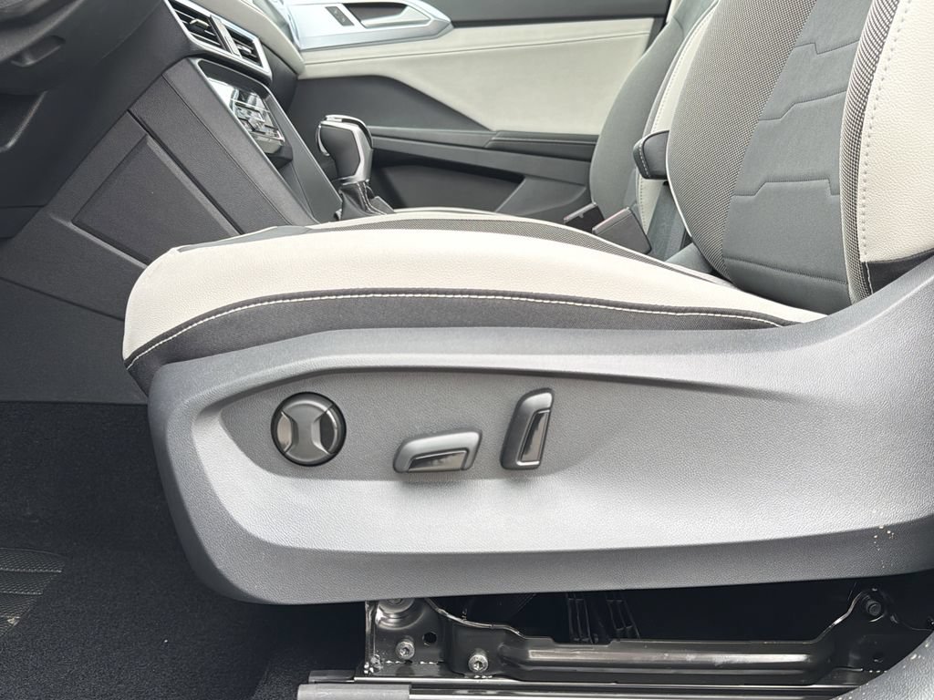 New 2026 Volkswagen Taos SE FWD image 21