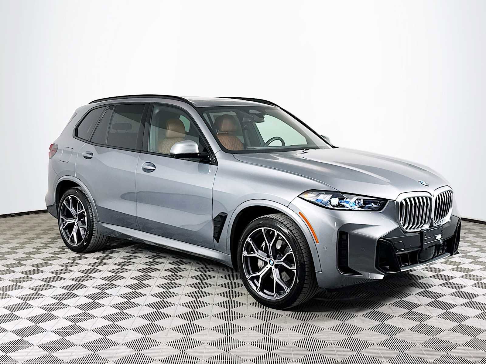 Used 2024 BMW X5 xDrive40i w/ M Sport Package image 3
