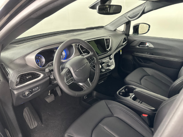 New 2027 Chrysler Pacifica Select FWD image 4