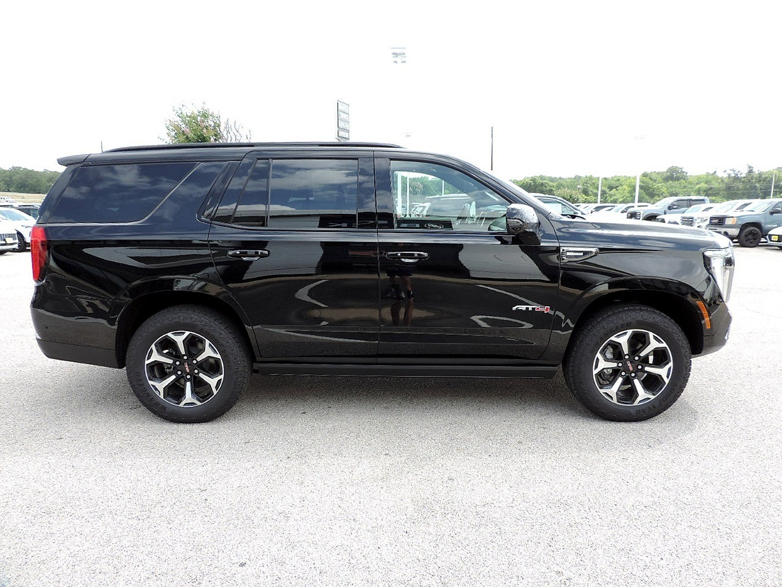 New 2026 GMC Yukon AT4 w/ AT4 Premium Plus Package AWD/4WD image 4