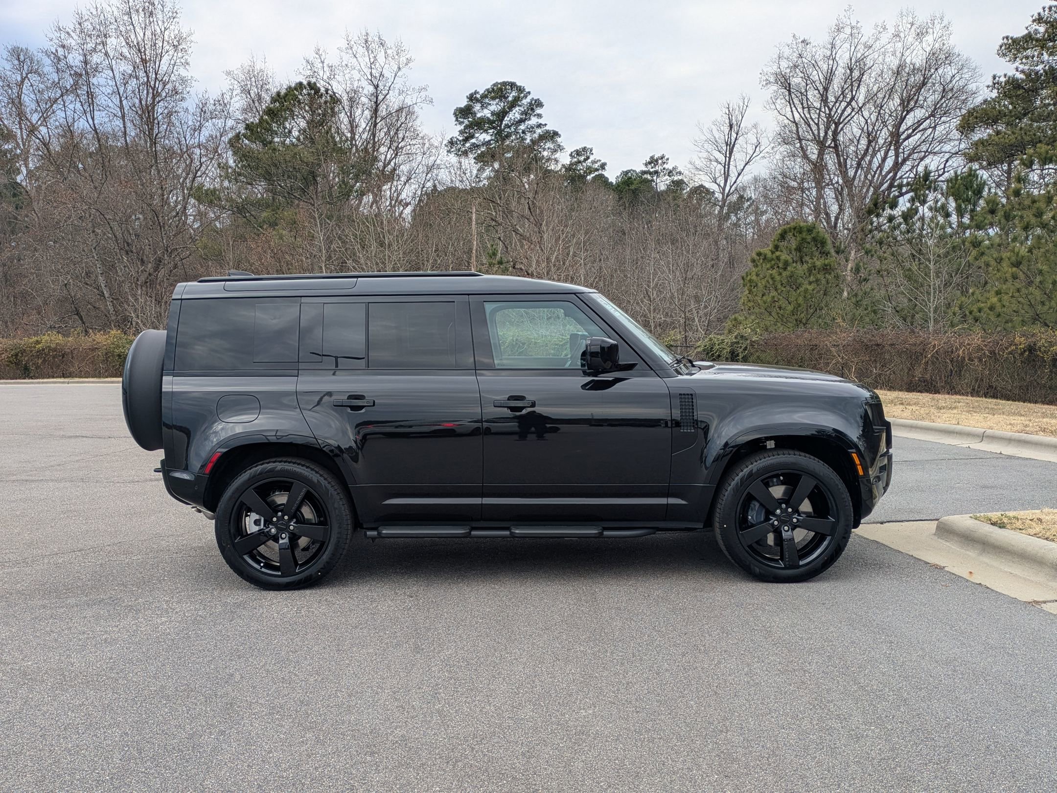 New 2026 Land Rover Defender 110 X-Dynamic SE image 4