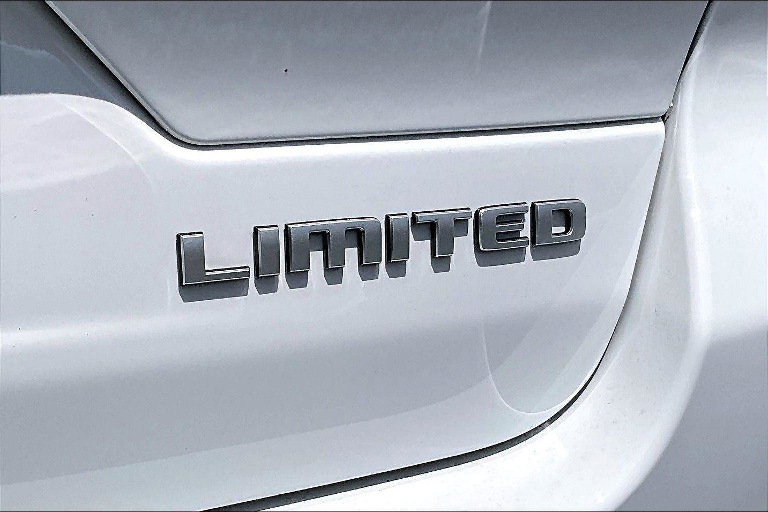 New 2025 Jeep Grand Cherokee Limited w/ MOPAR Finishing Package AWD/4WD image 12