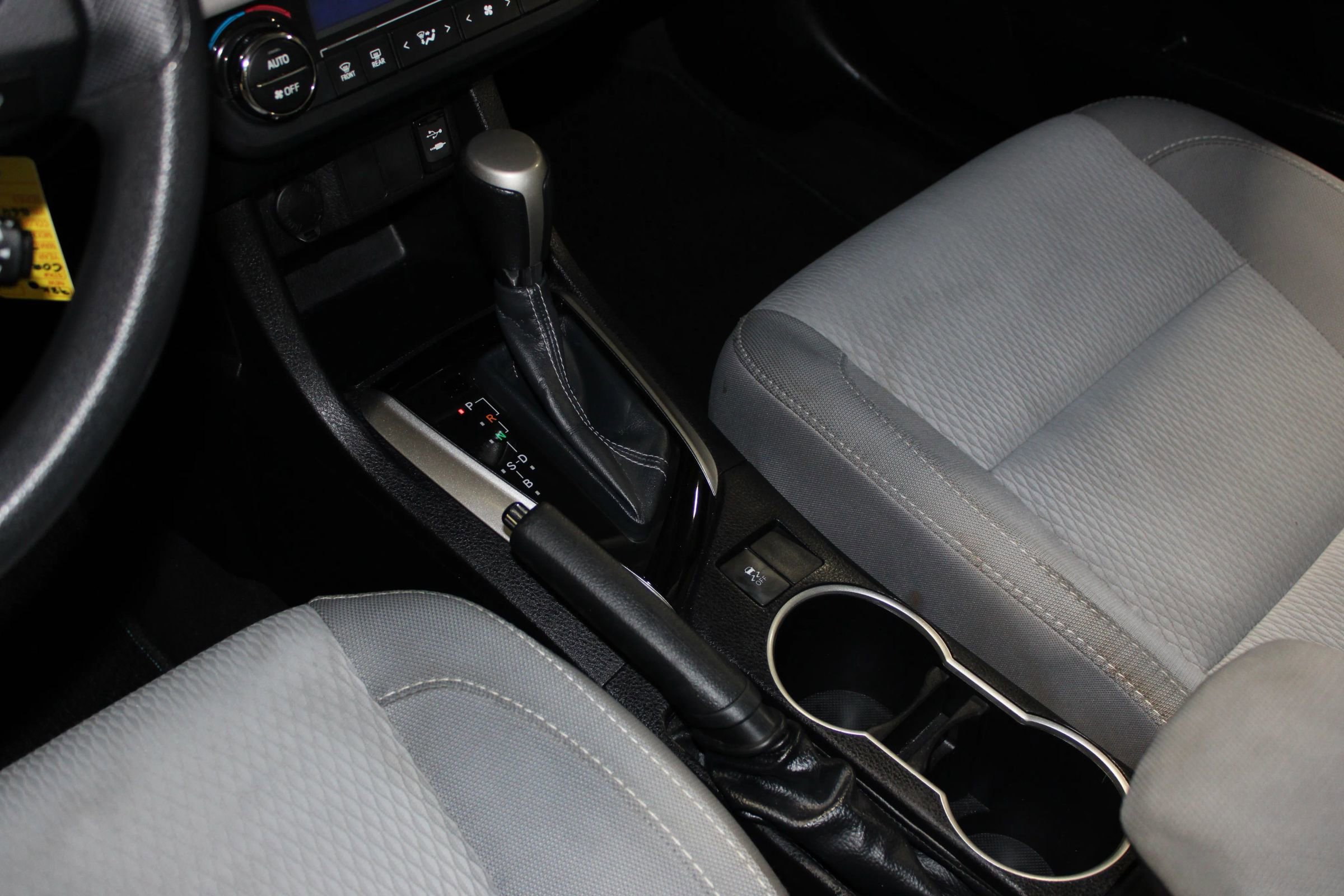 Used 2015 Toyota Corolla LE FWD image 16