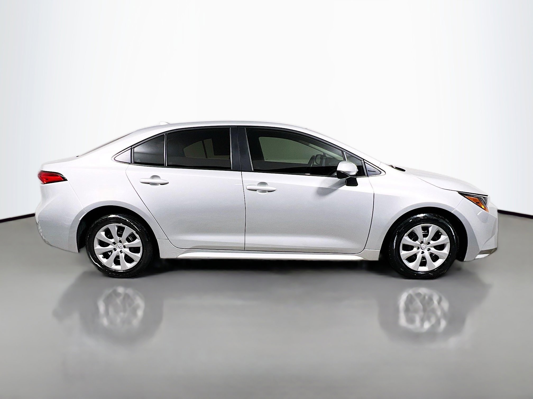 Used 2025 Toyota Corolla LE image 3