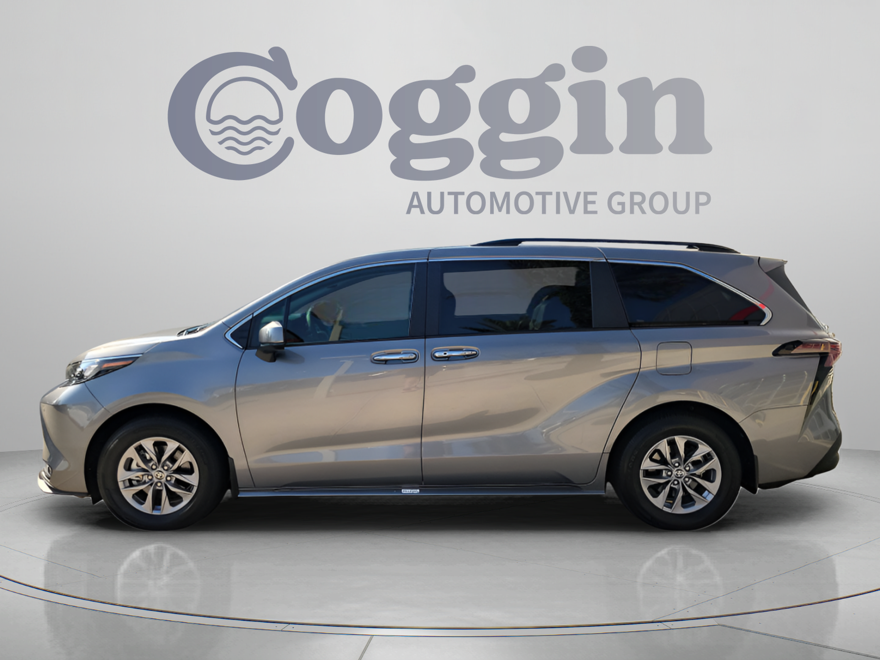 Certified 2026 Toyota Sienna XLE FWD image 3