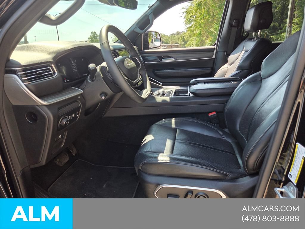 Used 2023 Jeep Wagoneer L Series II AWD/4WD image 4