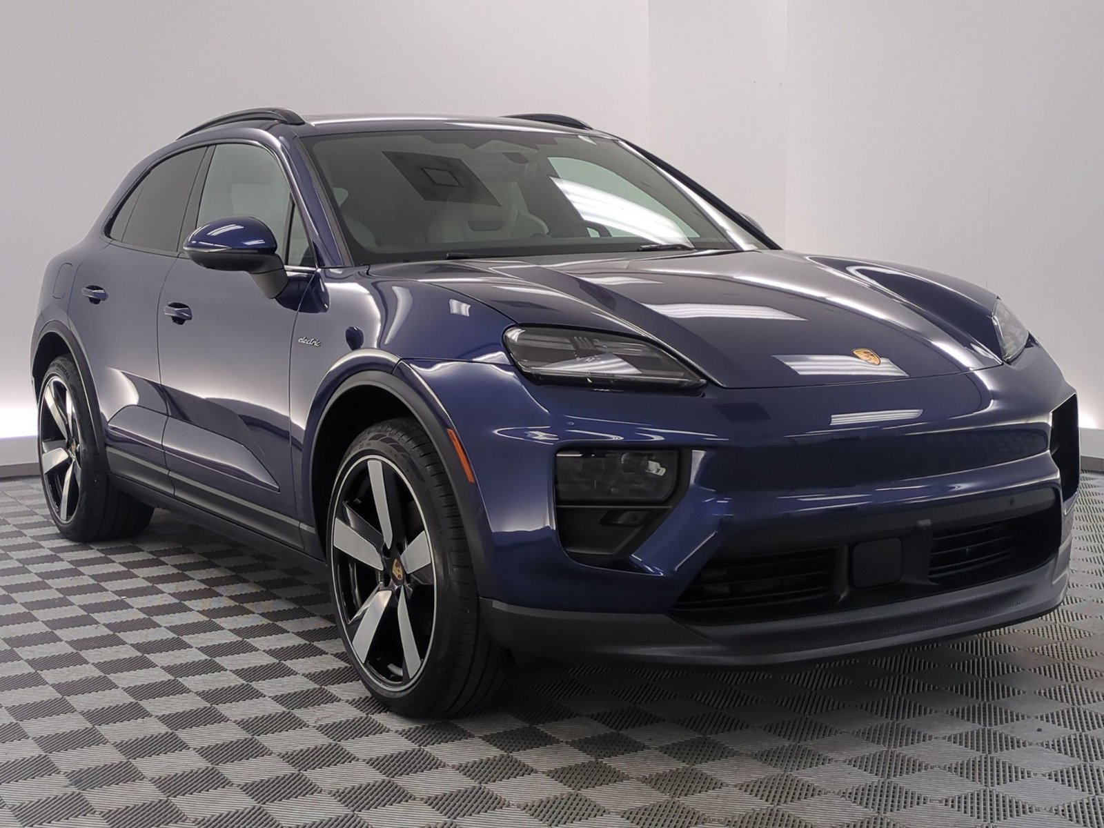Certified 2025 Porsche Macan 4 Electric image 7