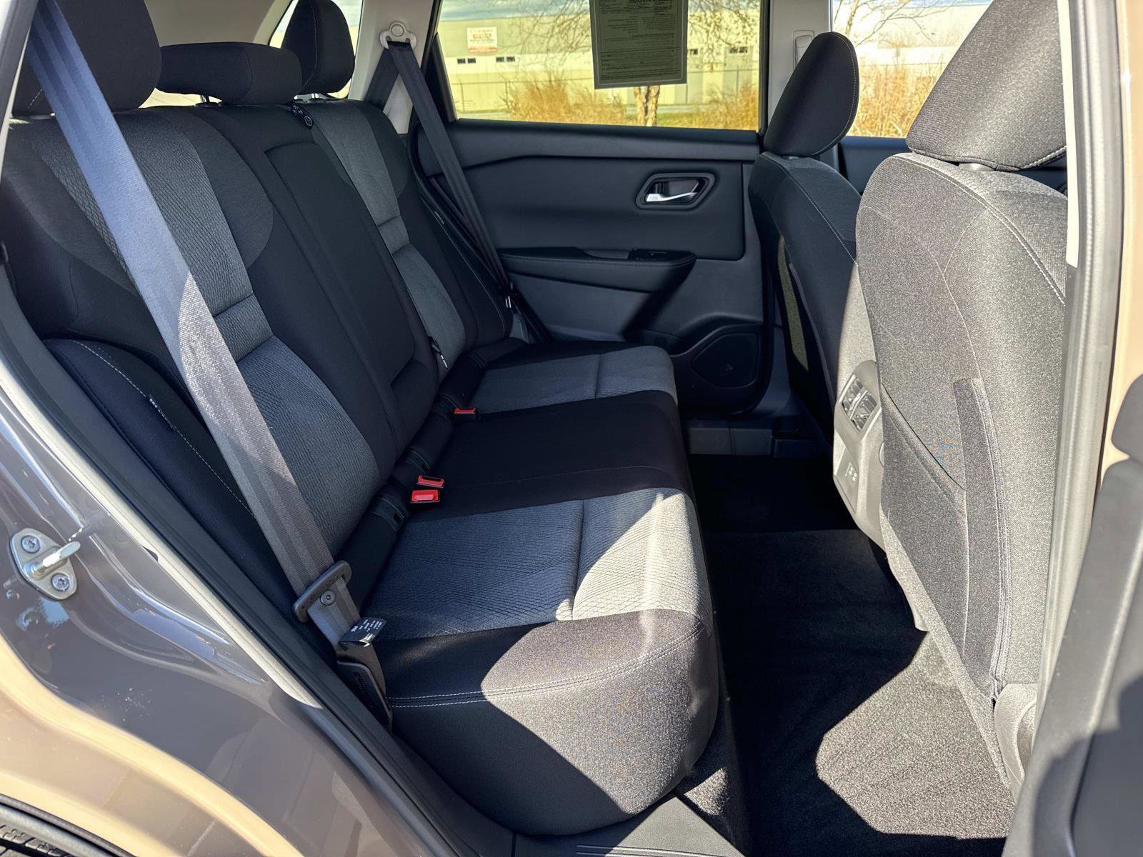 Used 2024 Nissan Rogue SV image 20