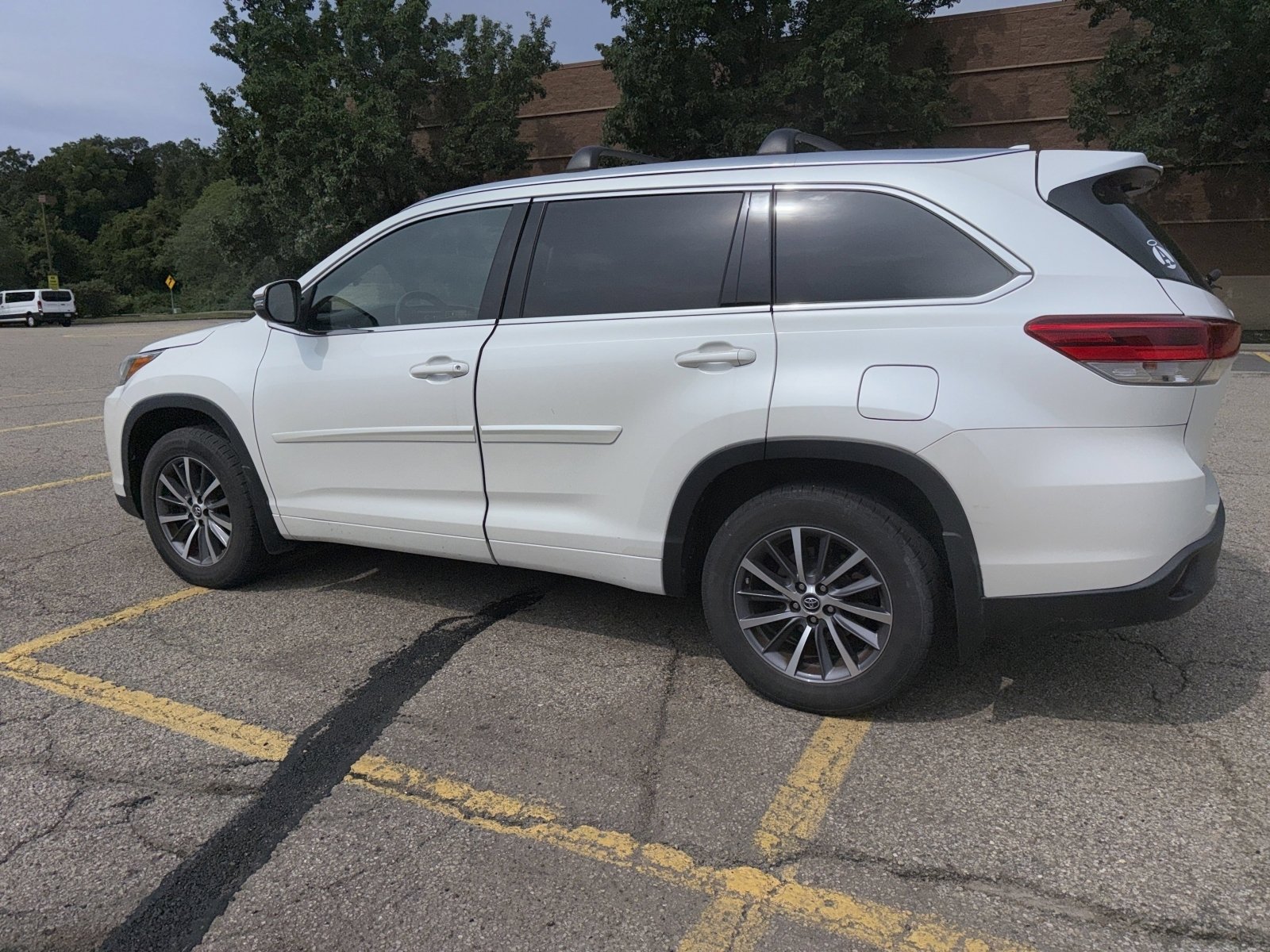 Used 2018 Toyota Highlander XLE AWD/4WD image 16