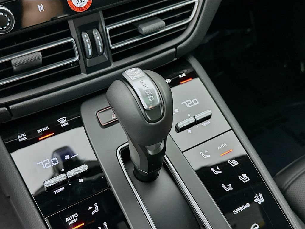 Certified 2026 Porsche Macan AWD/4WD image 19