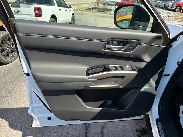 Used 2025 Nissan Pathfinder Platinum AWD/4WD image 33
