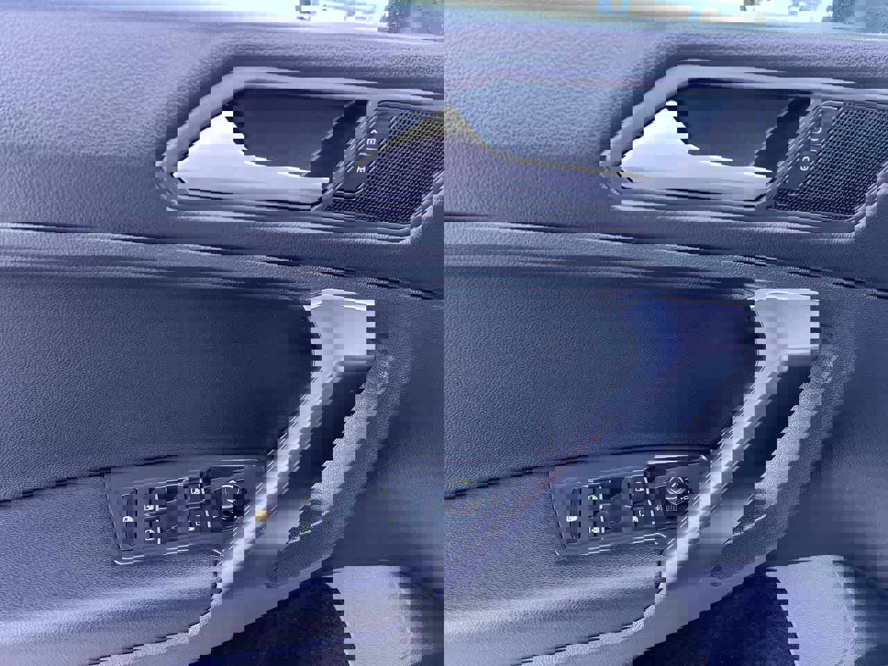 Used 2021 Volkswagen Tiguan SE image 13