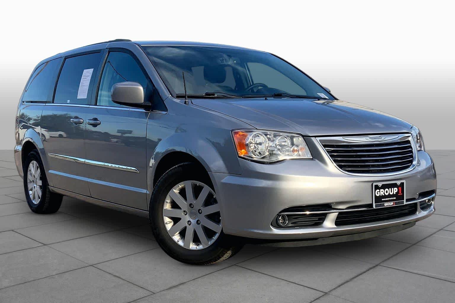 Used 2016 Chrysler Town & Country Touring FWD image 3