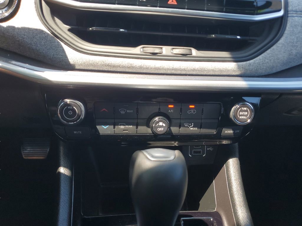 Used 2024 Jeep Compass Latitude image 23