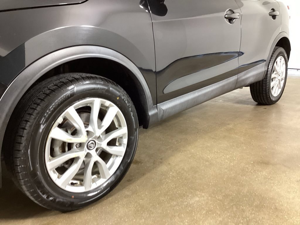 Used 2020 Nissan Rogue Sport SV FWD image 2
