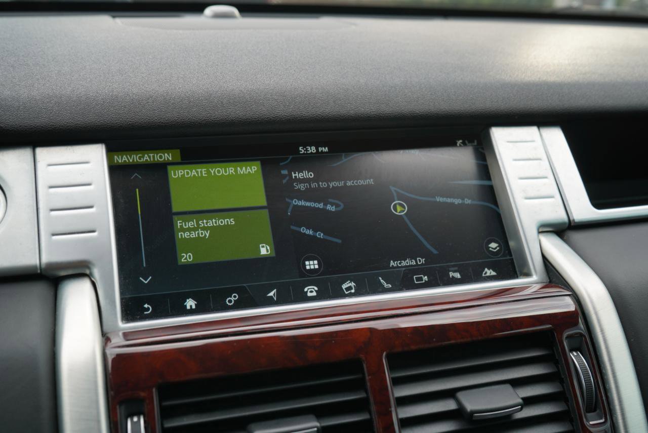 Used 2017 Land Rover Discovery Sport HSE Luxury image 32