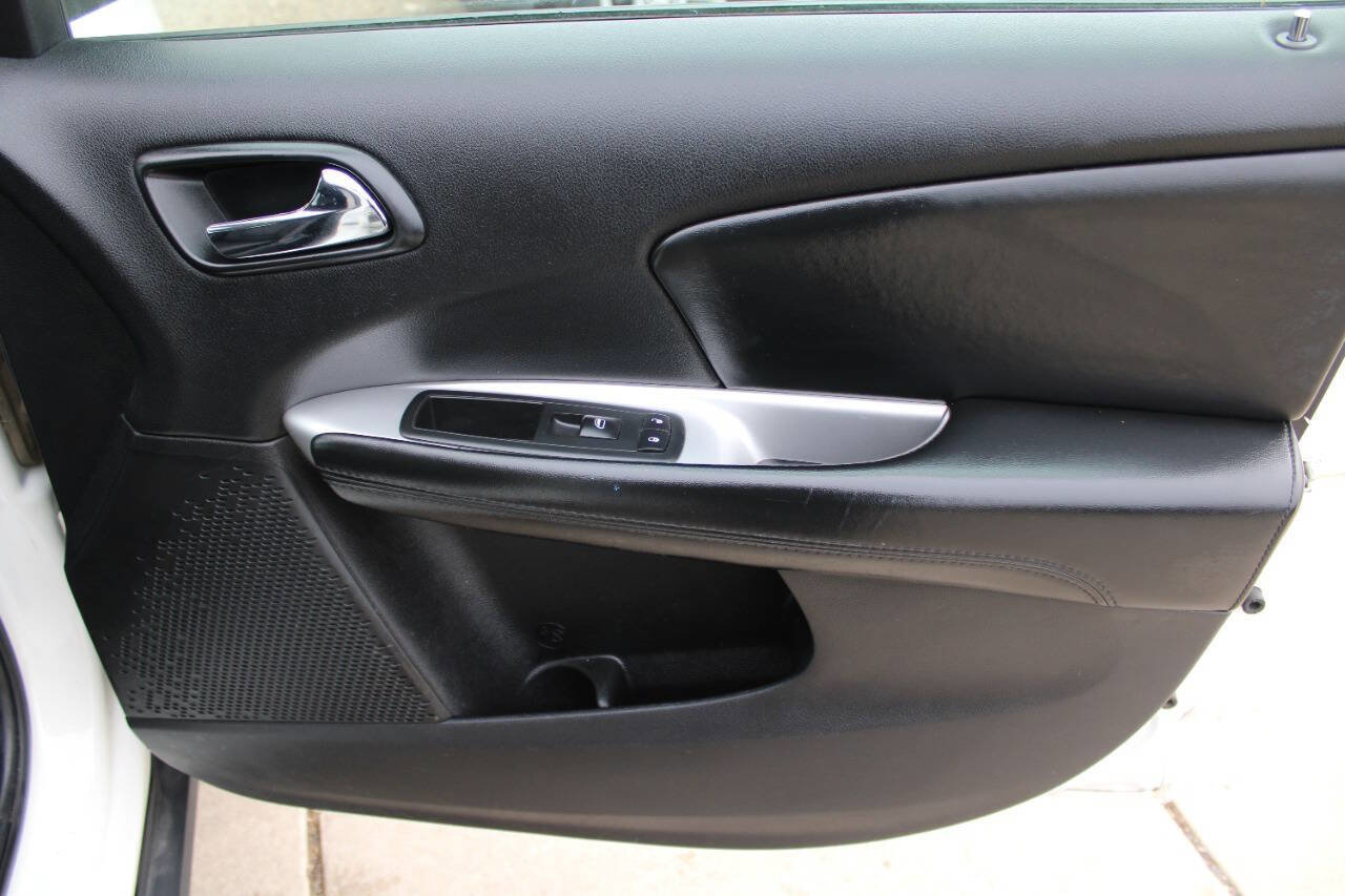 Used 2017 Dodge Journey SXT w/ Comfort/Convenience Group image 8