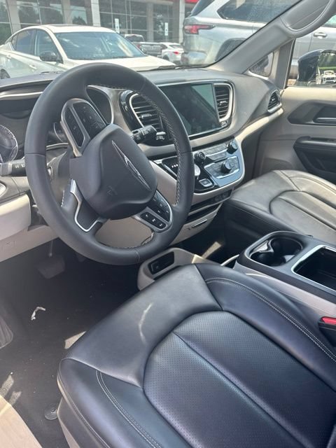 Used 2024 Chrysler Pacifica Touring-L FWD image 12