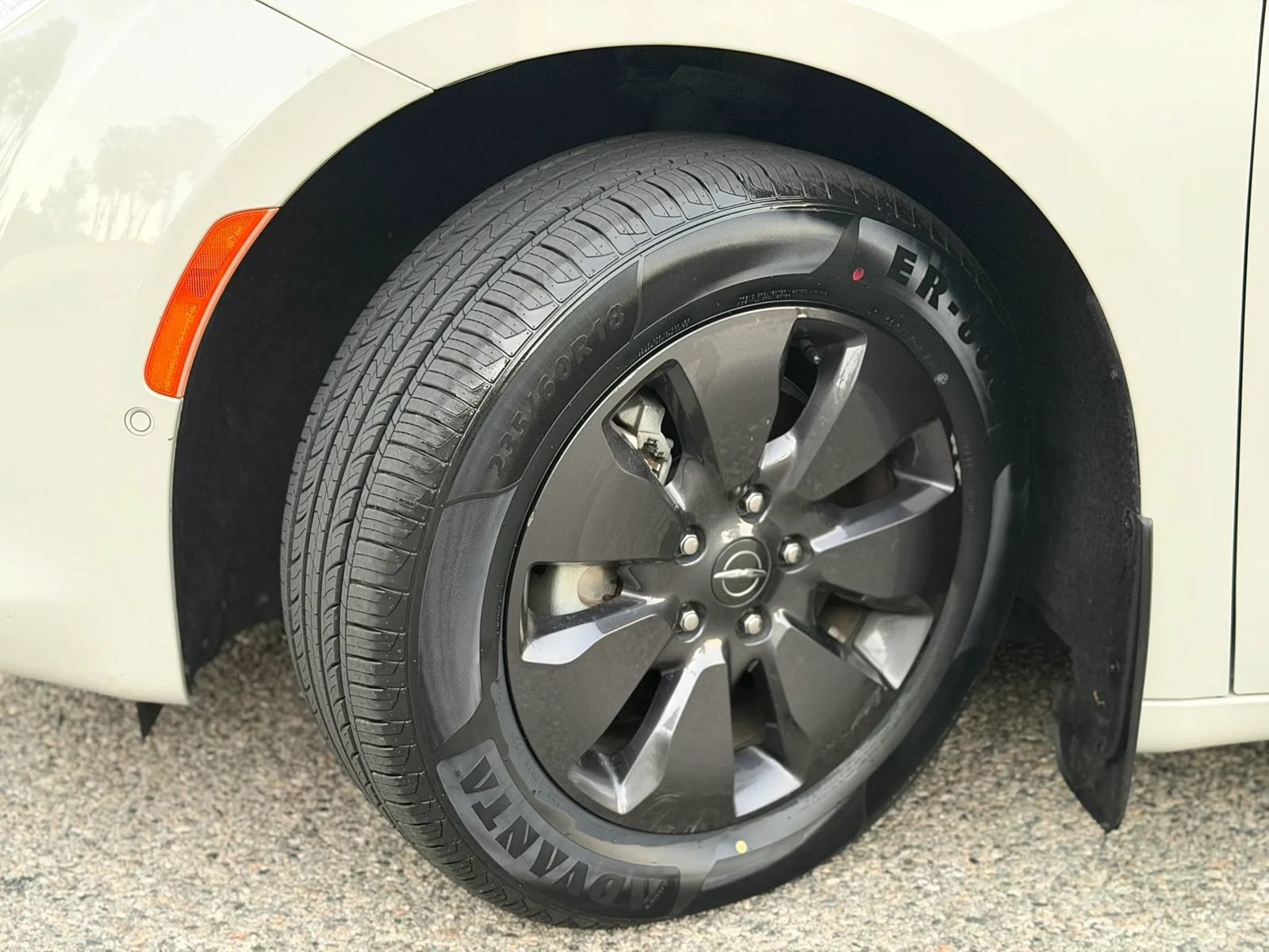 Used 2020 Chrysler Pacifica Limited w/ Advanced Safetytec Group FWD image 37